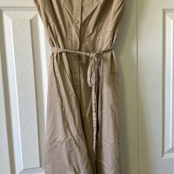 Super cute lightweight sleeveless button down dress with optional belt - Picture 2 of 7